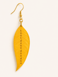Pendentif en feuille de mange, couleur jaune.